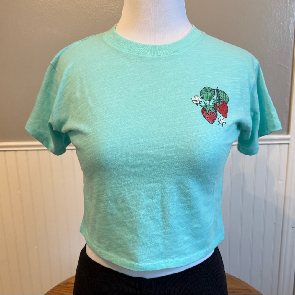 🍓 “Feeling Berry Good” Baby Blue Graphic Crop Tee – Size S (7) – NEW 🍓